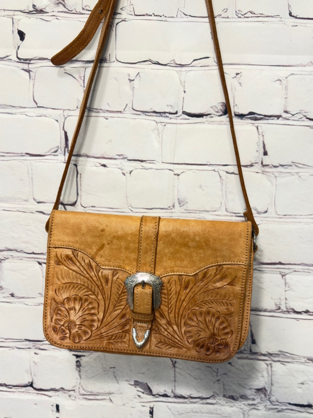 VINTAGE AMERICAN WEST LEATHER TOOLED BUCKLE DETAIL SHOULDERS CROSSBODY BAG TAN